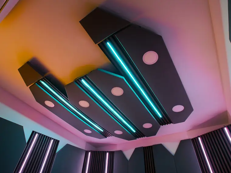 Paneles acústicos angulares con iluminación