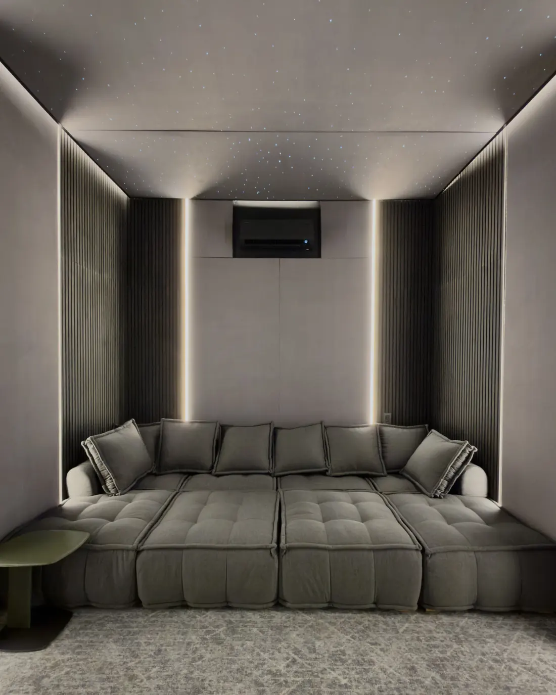 Sala de cine con tratamiento acústico