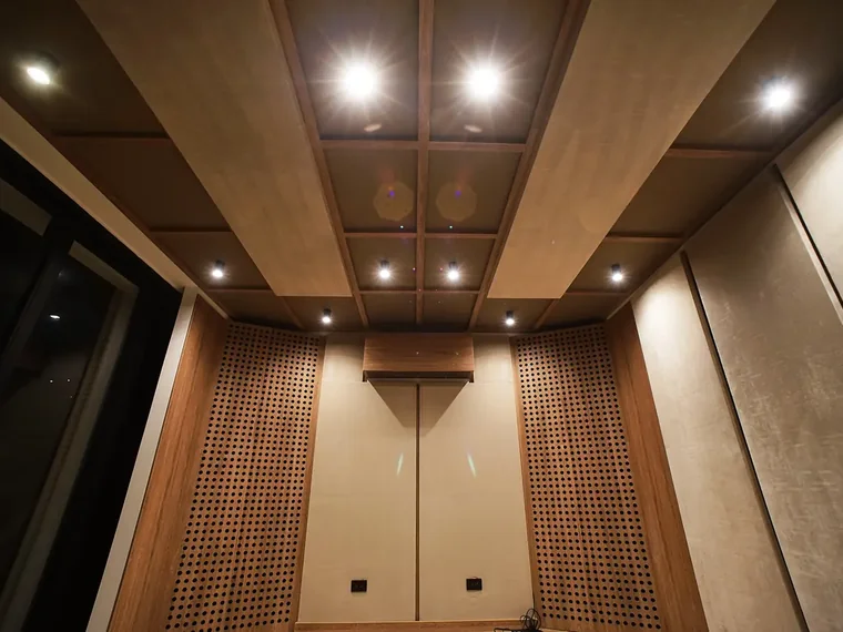 Estudio de grabación con paneles acústicos