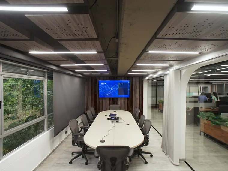 Sala de juntas corporativa con acondicionamiento acústico
